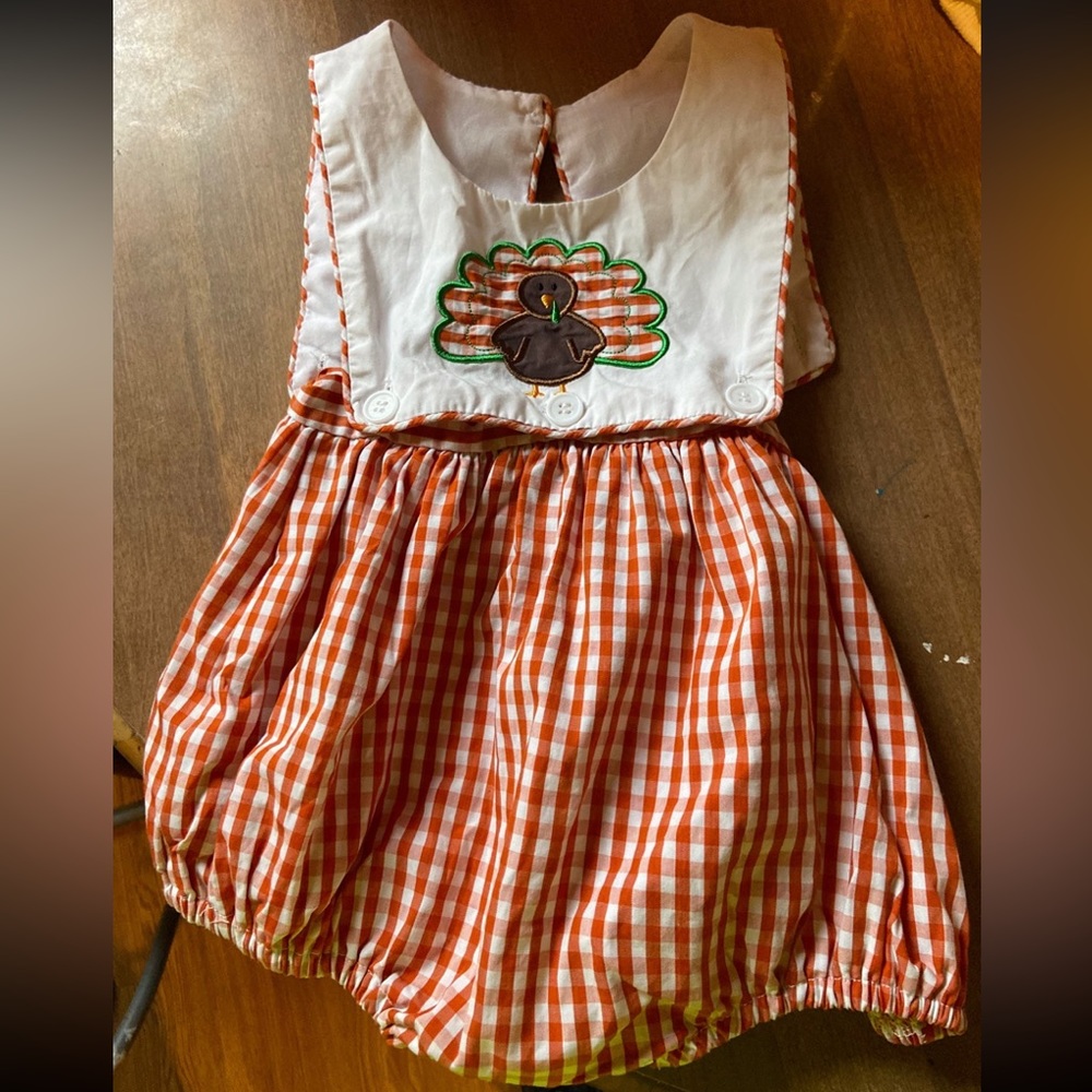Comes with turkey panel and happy Halloween panel. 12/18 months